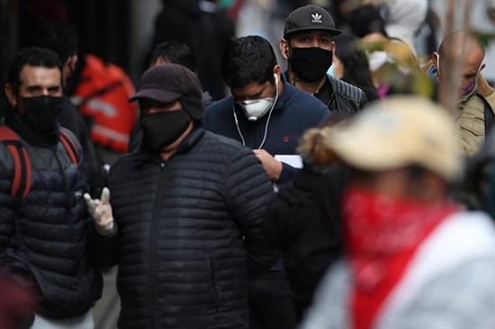 因疫情失去工作的智利民众在排队领取政府失业金。